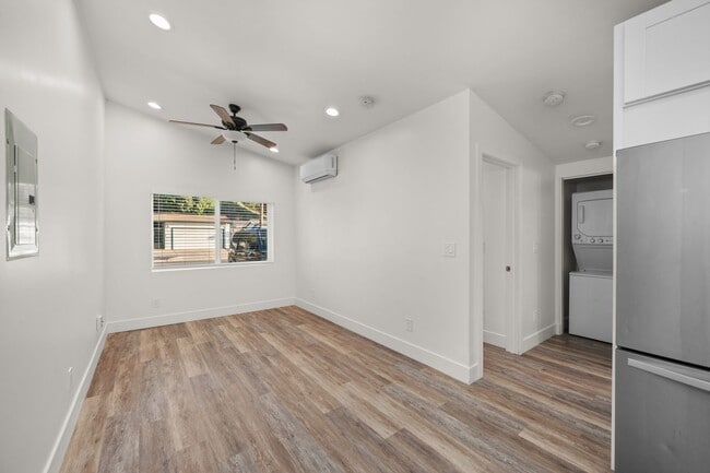 Building Photo - Detached 1 bedroom!