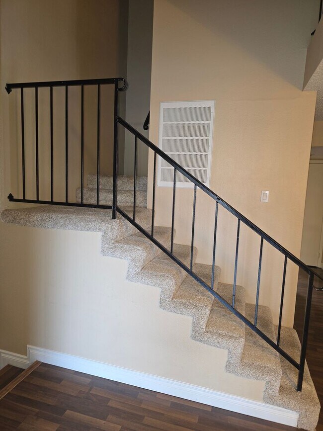 Building Photo - Beautiful 4 bed/ 3 bath POOL Home For Rent