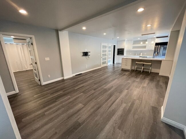 Building Photo - 6153 Kalaniana?ole Hwy