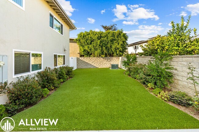 Building Photo - Welcome to this stunning 5-bedroom, 4-bathroom home located in the desirable Huntington Beach nei...