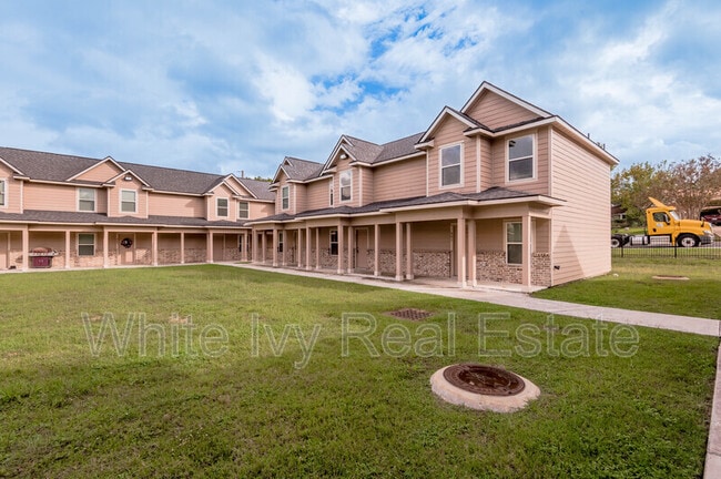 Building Photo - Avenue Townhomes