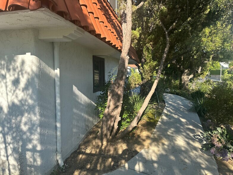 Building Photo - 18912 Pasadero Dr
