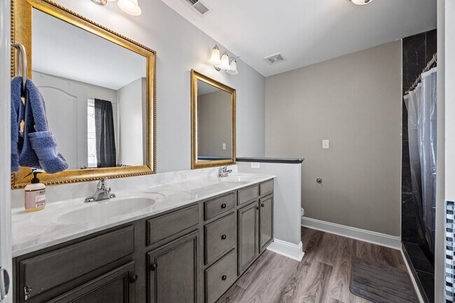 Building Photo - Fully Furnished Month to Month/Short Term Rental!