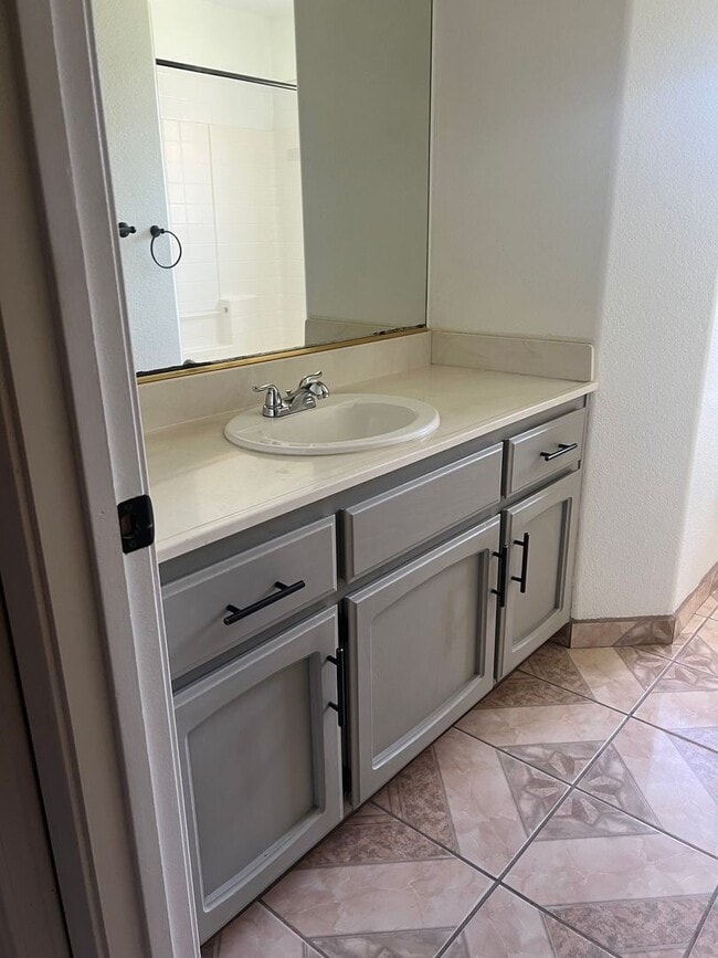 Building Photo - Lovely 3 bedroom 2 bath home in a great neighhborhood