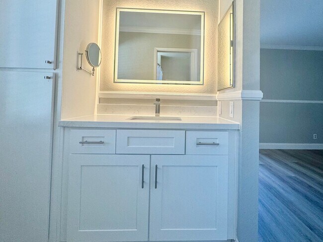 Building Photo - 2 Bedroom, Newly Renovated Beautiful Condo...