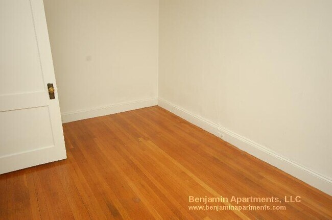 Building Photo - 231 Park Dr
