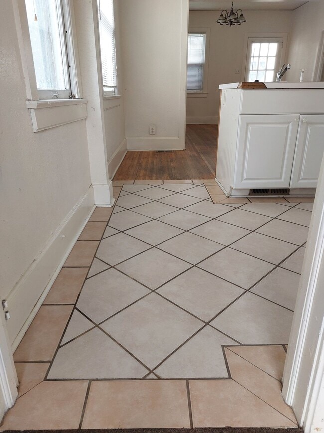 Building Photo - College Housing - 4 bedrooms