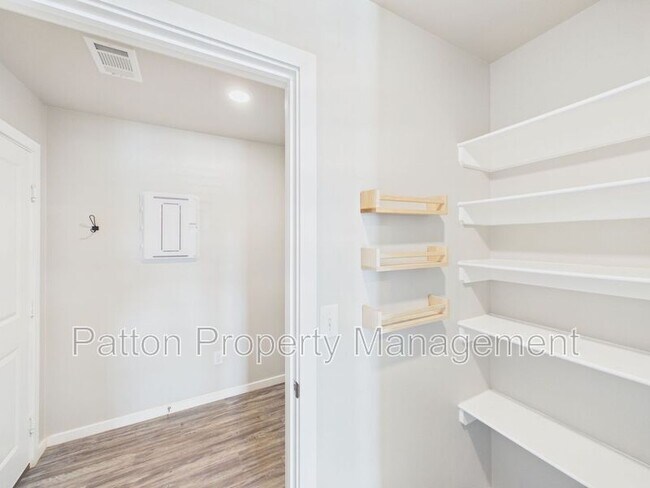 Building Photo - 4712 Hinson St