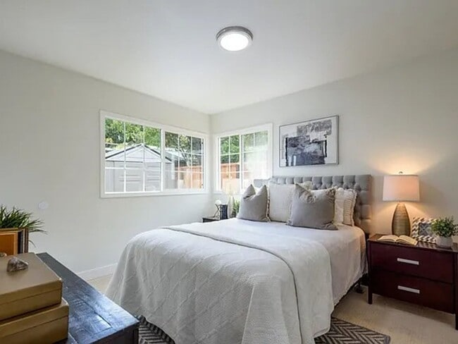 Building Photo - Cute Cottage in Belle Haven, Updated Interior, Remodeled Kitchen, Private Backyard!