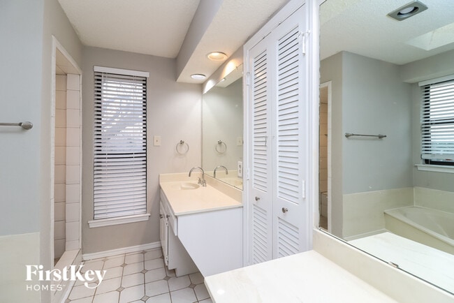 Building Photo - 2102 Greenbriar Ct