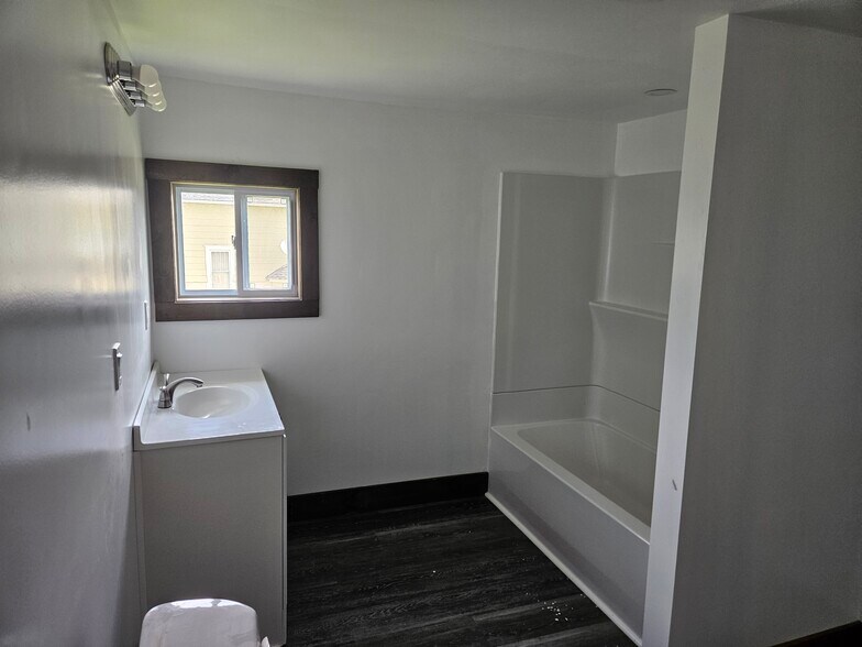 Upstairs bathroom - 318 Lake Shore Dr E