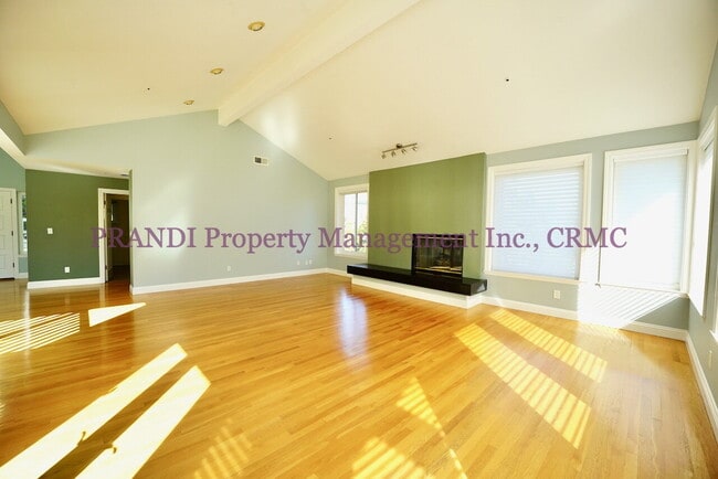 Building Photo - Exclusive Home in Gated Community!