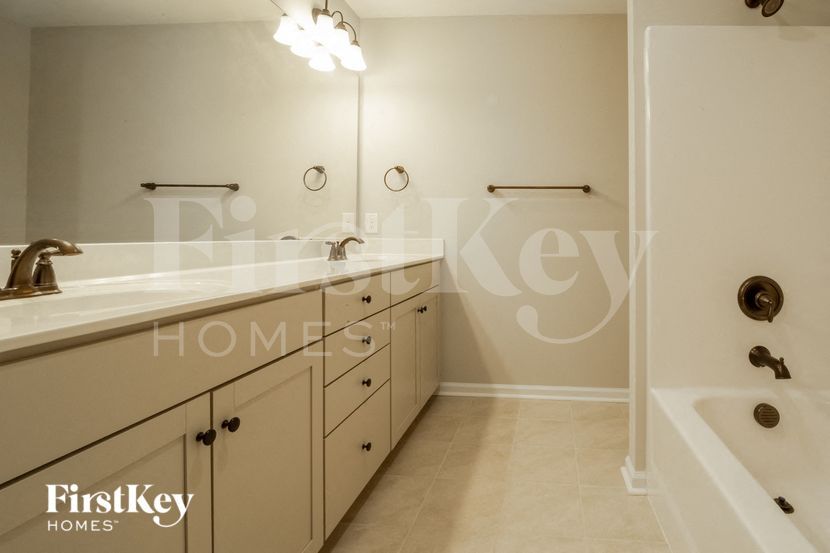 Building Photo - 614 Pendleton Dr