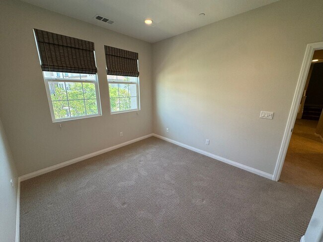 Building Photo - Charming 3-bedroom 2.5 bath nestled inside...