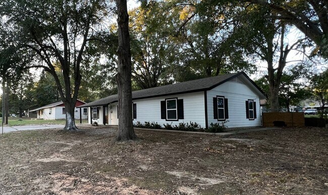 Building Photo - ***Pre-Marketing*** Remodeled 3-Bedroom Ho...