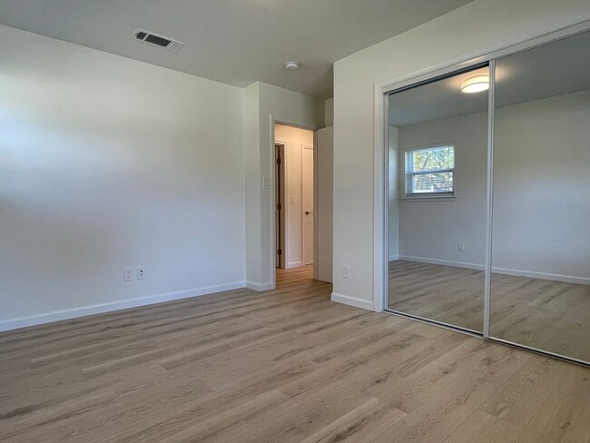 Building Photo - Gorgeous FULLY REMODELED 3 Bedroom/2Bath