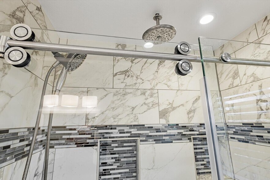 Building Photo - Remarkable Lakewood home steps from Ridgewood Park