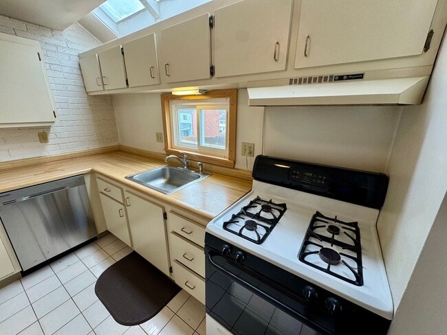 Building Photo - Charming 2 Bed 1.5 Bath in Gibsonia!