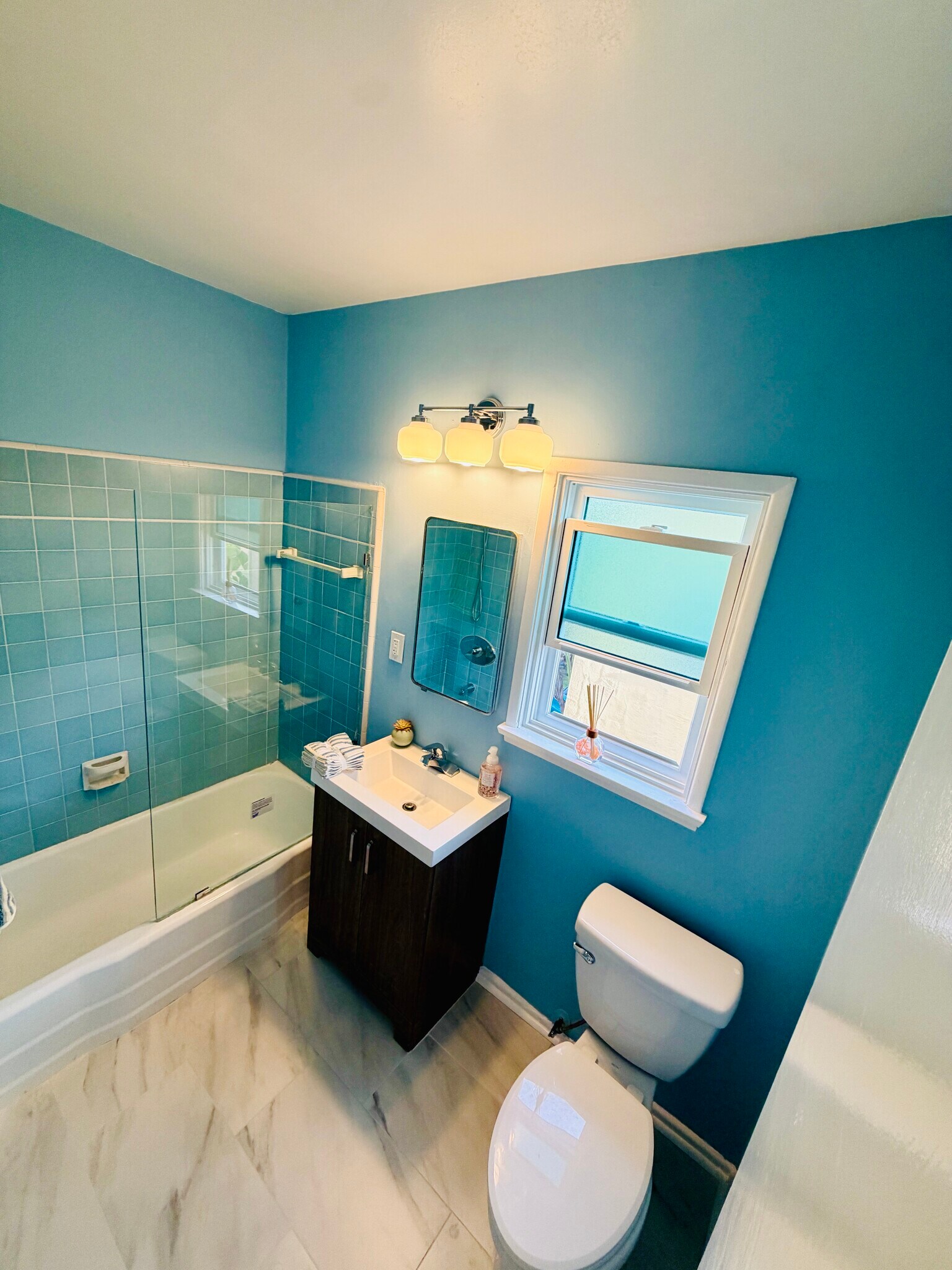 Building Photo - 8569 Rugby Dr