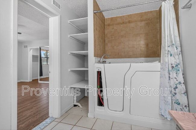 Building Photo - 8 Manor Dr
