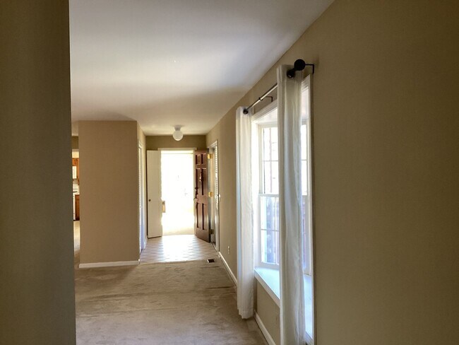 Building Photo - Beautiful Brick Ranch in Desirable Golf Course Community