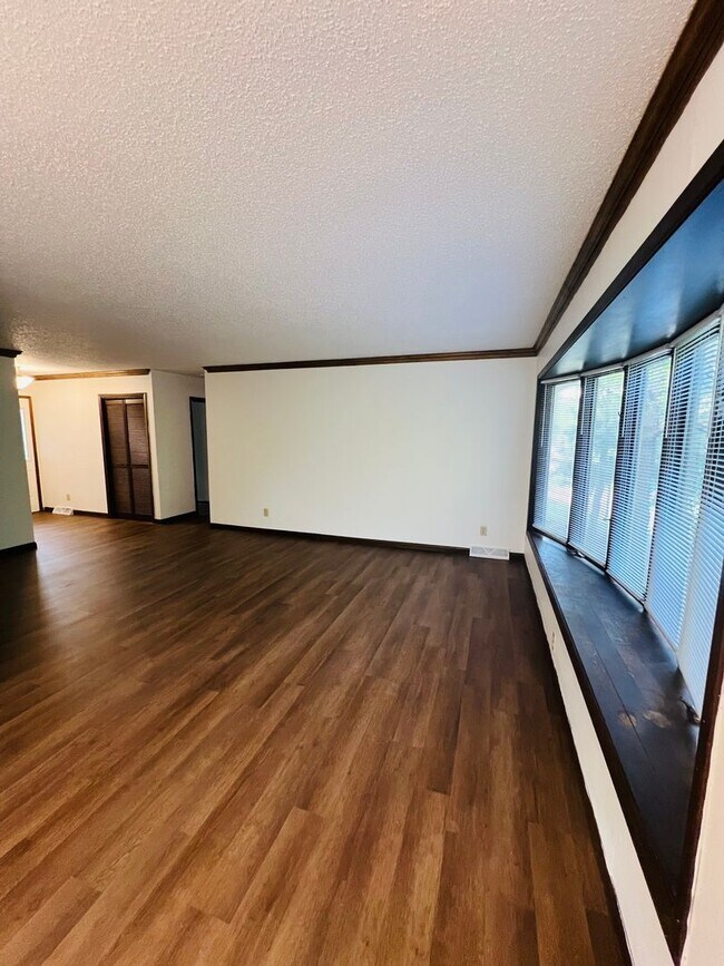 Building Photo - 5 Buena Dr