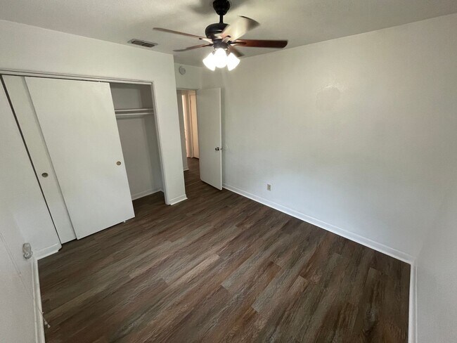 Building Photo - Charming 3-Bedroom Home with 1 Bath and 1-...