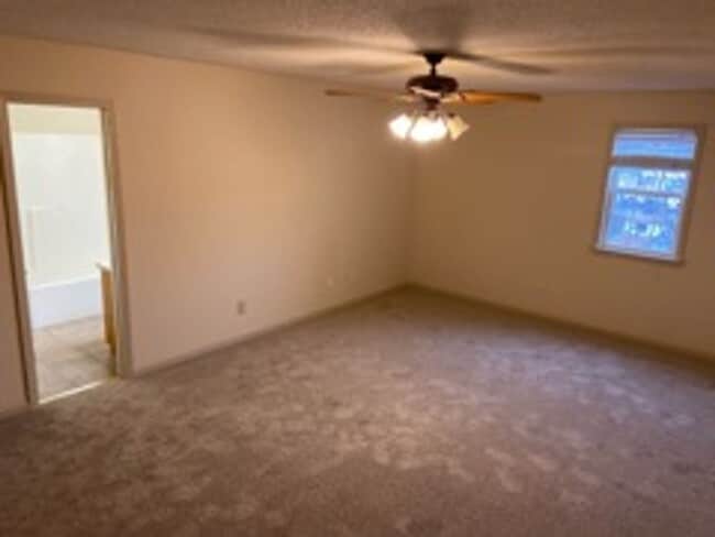 Building Photo - 418 Village Pl