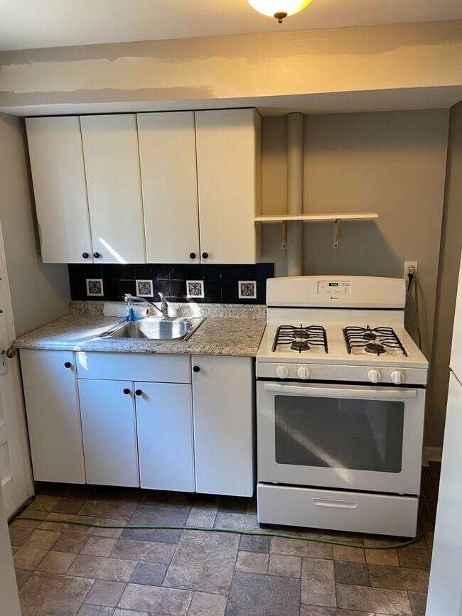 Building Photo - Cozy, Two Bed Available NOW!