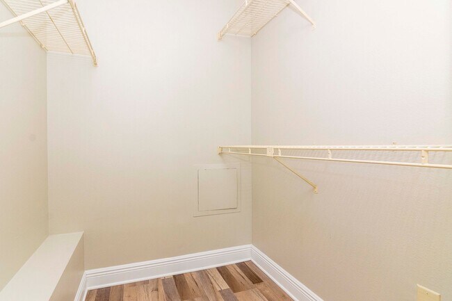 Building Photo - Waterfront - Top Floor- 1 Bedroom 1 Bath f...