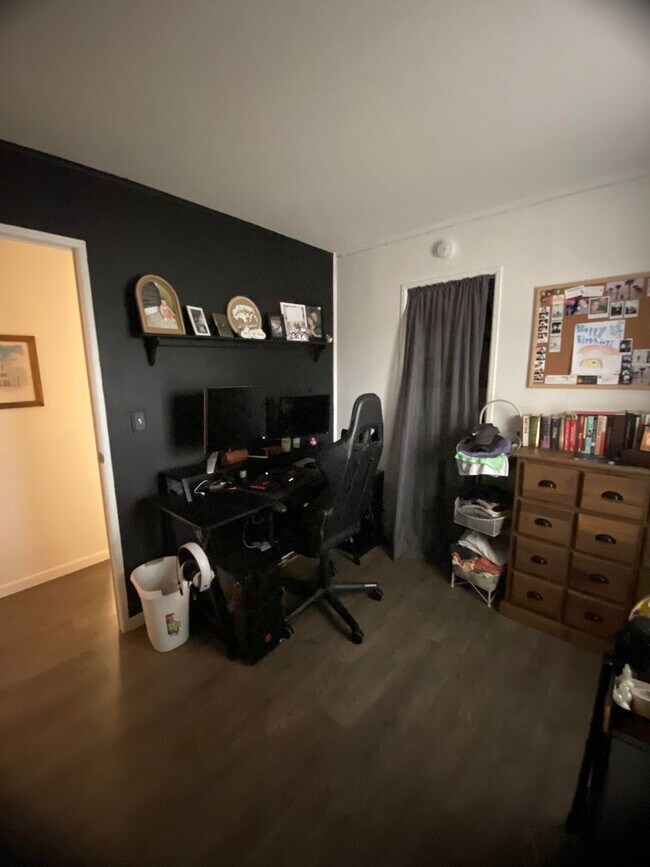 Building Photo - Single-Family Home