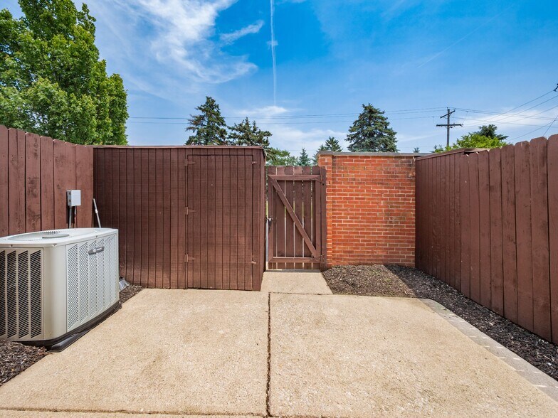 Building Photo - 1766 Willoway Cir S