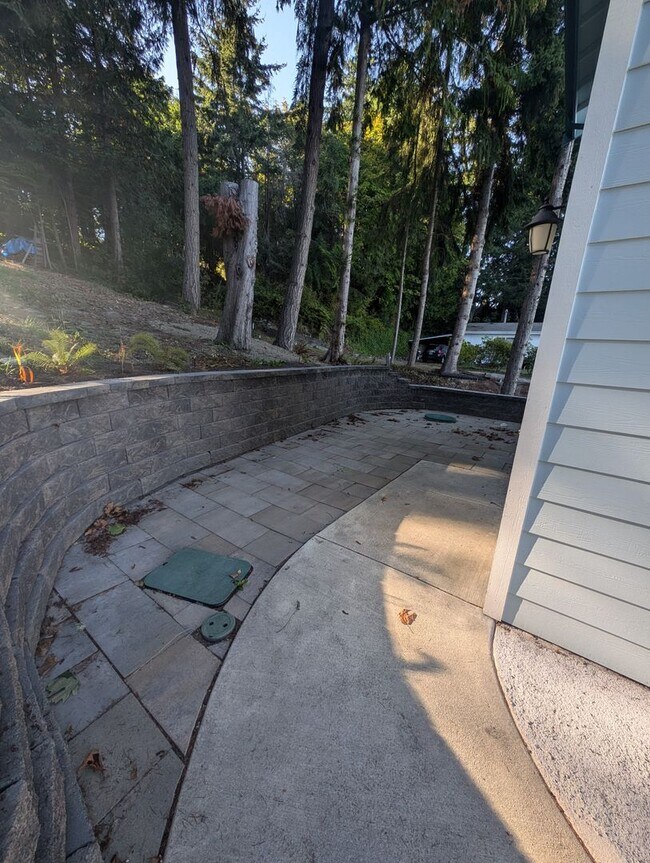 Building Photo - 1525 Colchester Dr E