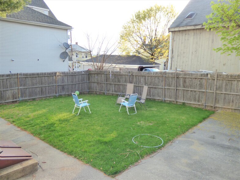 Building Photo - 10 Stearns St