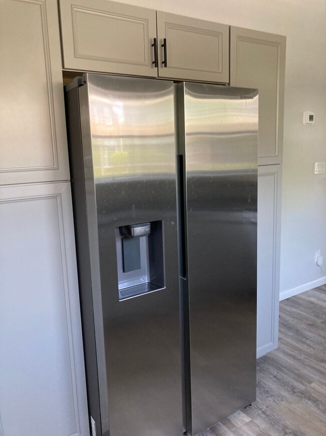 Building Photo - Fully renovated 3 bedroom, 2.5 bathroom en...