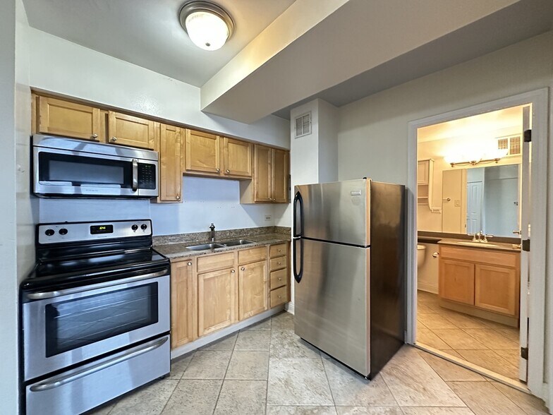 Building Photo - 4180 N Marine Dr