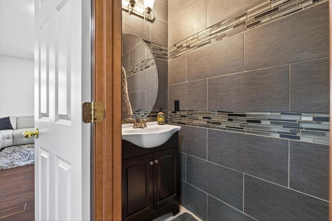 Building Photo - 15275 Plumstone Dr
