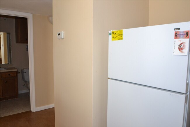 Building Photo - 304 Dell Ct