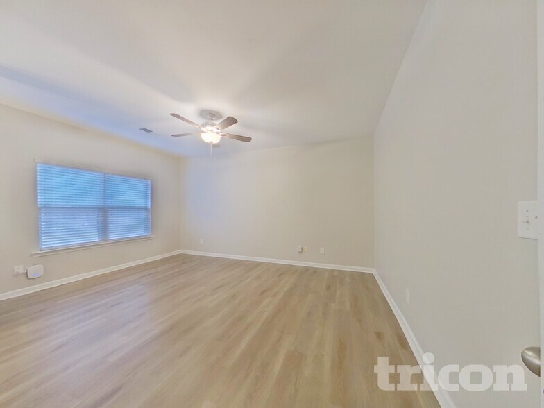 Building Photo - 3333 Lowland Dr