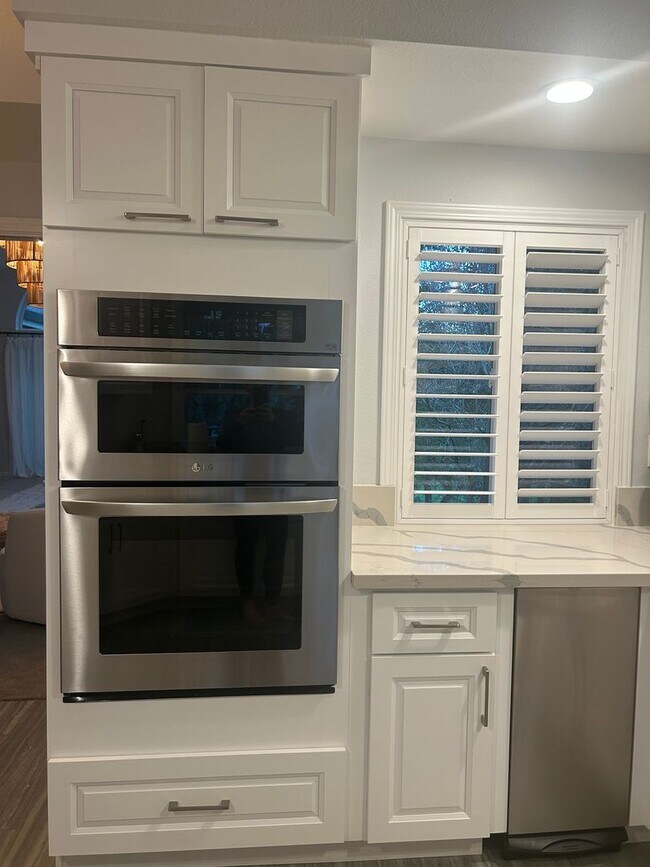 Building Photo - 2 Bed 2.5 bath townhome located on the golf course!