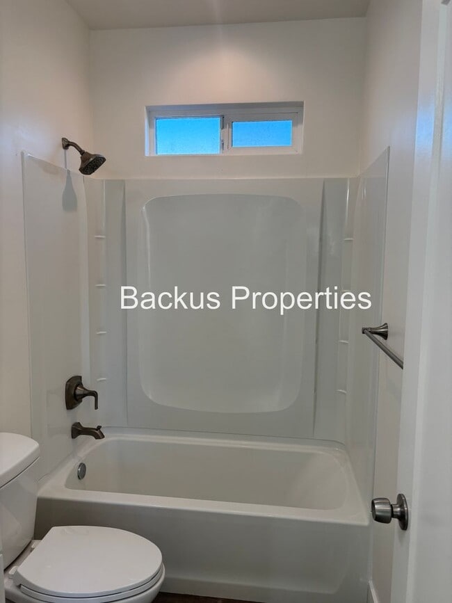 Building Photo - 1436 Kenneth St