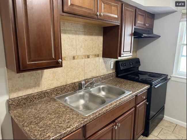 Building Photo - Spacious 3-Bedroom, 2-Bath