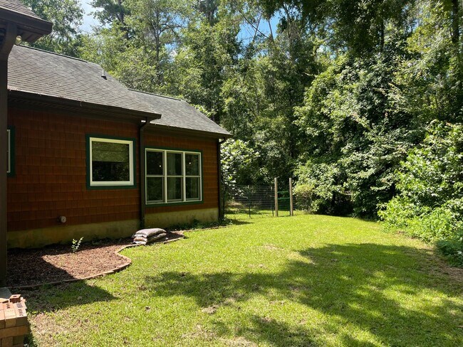 Building Photo - Charming 2 Bed, 2 Bath Custom Ranch on 5 A...