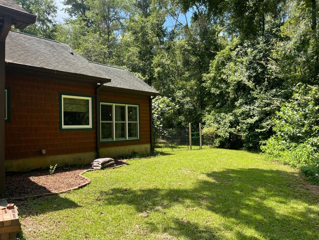 Building Photo - Charming 2 Bed, 2 Bath Custom Ranch on 5 P...