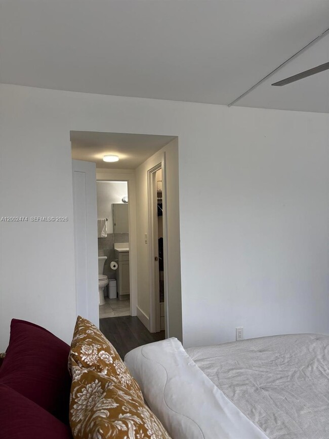 Building Photo - 4200 Hillcrest Dr