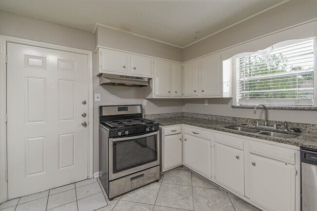 Building Photo - 208 17th Ave N