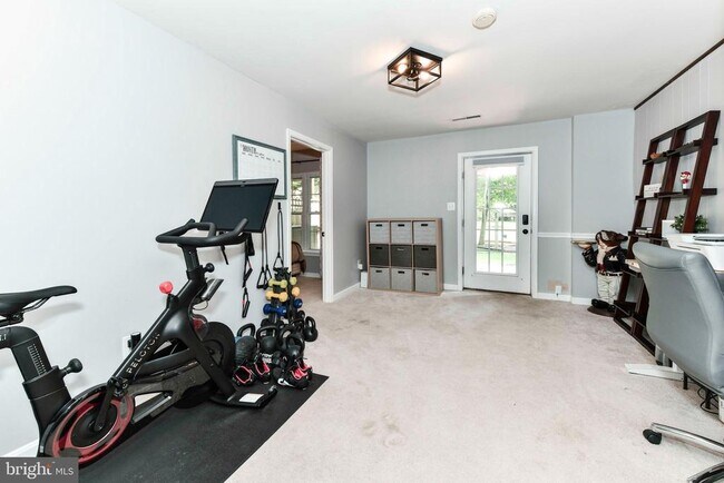 Building Photo - 2107 Golf Course Dr