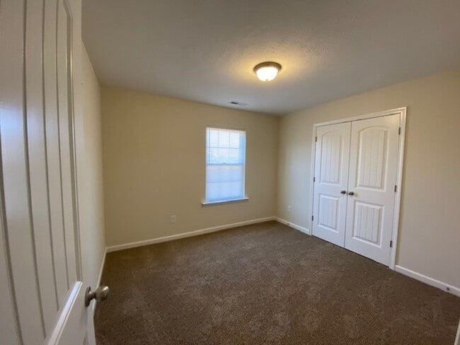 Building Photo - 3 Bedroom 2 bath with 2 Car Garage Home Fo...