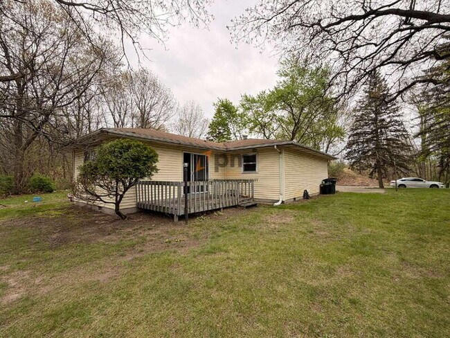 Building Photo - 5372-5372 Plaza Ave