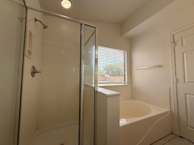 Building Photo - Spacious 4-Bedroom Home with Large Backyar...